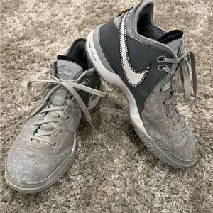 Le Bron NXXT NIKE men’s basketball sneakers Size 10